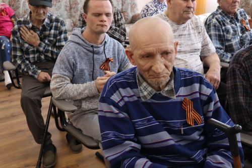 Дамир Ишкинеев поздравил подопечных Нурлатского дома-интерната с Днем Победы