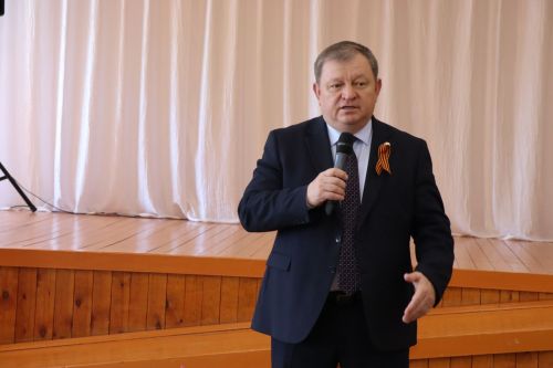 Дамир Ишкинеев поздравил подопечных Нурлатского дома-интерната с Днем Победы