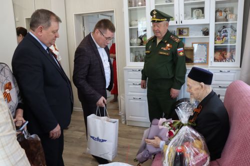 Сквозь огонь и время: нурлатцы поздравили 101-летнего ветерана Каима Самигулловича Самигуллина с Днем Победы