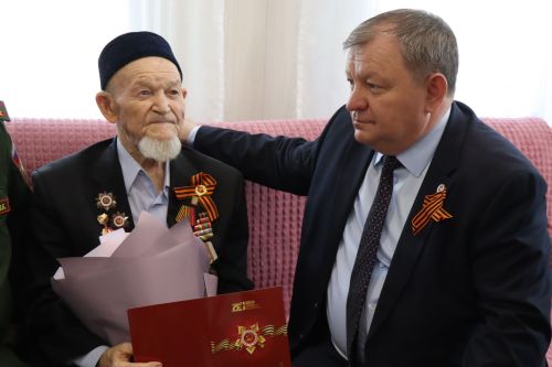 Сквозь огонь и время: нурлатцы поздравили 101-летнего ветерана Каима Самигулловича Самигуллина с Днем Победы