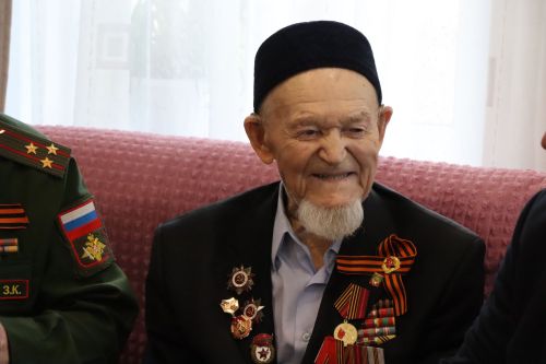 Сквозь огонь и время: нурлатцы поздравили 101-летнего ветерана Каима Самигулловича Самигуллина с Днем Победы