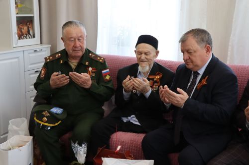 Сквозь огонь и время: нурлатцы поздравили 101-летнего ветерана Каима Самигулловича Самигуллина с Днем Победы