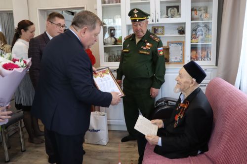 Сквозь огонь и время: нурлатцы поздравили 101-летнего ветерана Каима Самигулловича Самигуллина с Днем Победы