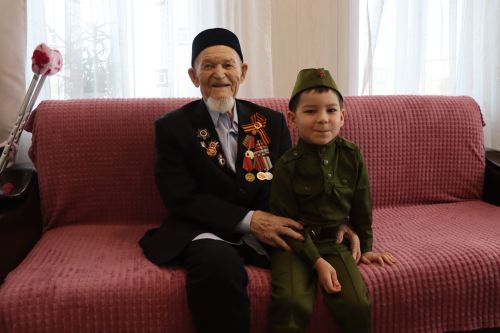 Сквозь огонь и время: нурлатцы поздравили 101-летнего ветерана Каима Самигулловича Самигуллина с Днем Победы