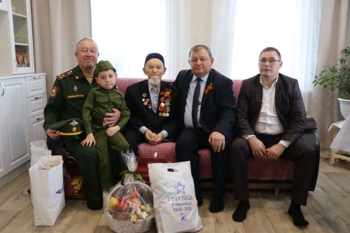 Сквозь огонь и время: нурлатцы поздравили 101-летнего ветерана Каима Самигулловича Самигуллина с Днем Победы