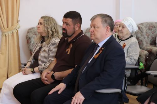Дамир Ишкинеев поздравил подопечных Нурлатского дома-интерната с Днем Победы