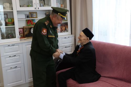 Сквозь огонь и время: нурлатцы поздравили 101-летнего ветерана Каима Самигулловича Самигуллина с Днем Победы
