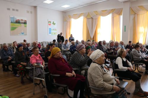 Дамир Ишкинеев поздравил подопечных Нурлатского дома-интерната с Днем Победы
