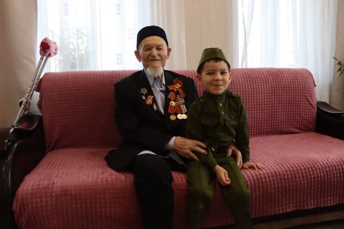 Сквозь огонь и время: нурлатцы поздравили 101-летнего ветерана Каима Самигулловича Самигуллина с Днем Победы