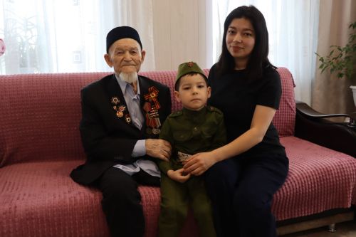 Сквозь огонь и время: нурлатцы поздравили 101-летнего ветерана Каима Самигулловича Самигуллина с Днем Победы