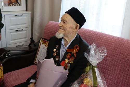 Сквозь огонь и время: нурлатцы поздравили 101-летнего ветерана Каима Самигулловича Самигуллина с Днем Победы