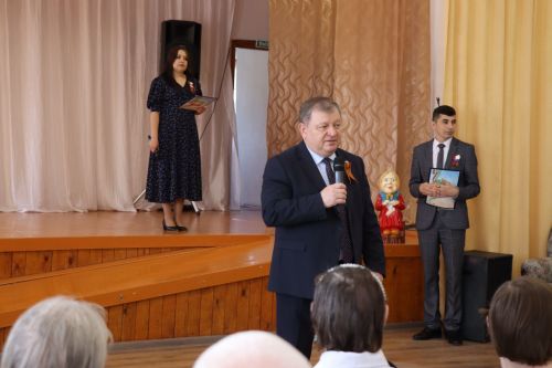 Дамир Ишкинеев поздравил подопечных Нурлатского дома-интерната с Днем Победы