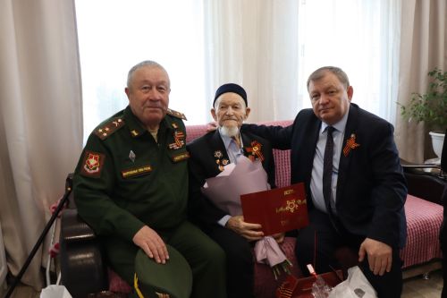 Сквозь огонь и время: нурлатцы поздравили 101-летнего ветерана Каима Самигулловича Самигуллина с Днем Победы