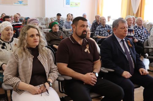 Дамир Ишкинеев поздравил подопечных Нурлатского дома-интерната с Днем Победы