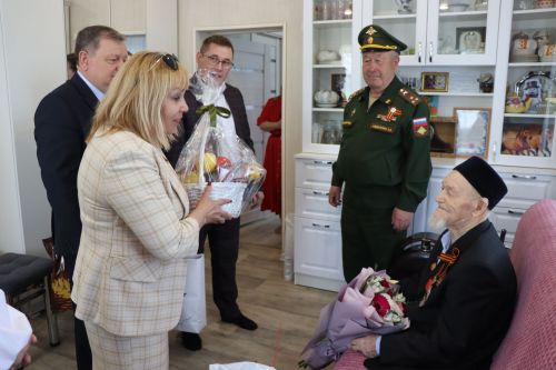 Сквозь огонь и время: нурлатцы поздравили 101-летнего ветерана Каима Самигулловича Самигуллина с Днем Победы