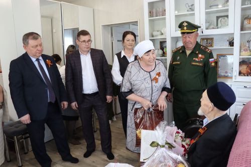 Сквозь огонь и время: нурлатцы поздравили 101-летнего ветерана Каима Самигулловича Самигуллина с Днем Победы