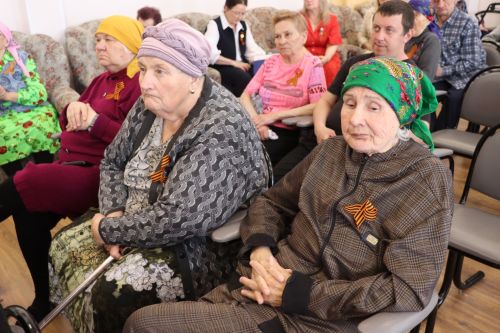 Дамир Ишкинеев поздравил подопечных Нурлатского дома-интерната с Днем Победы
