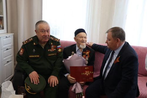 Сквозь огонь и время: нурлатцы поздравили 101-летнего ветерана Каима Самигулловича Самигуллина с Днем Победы