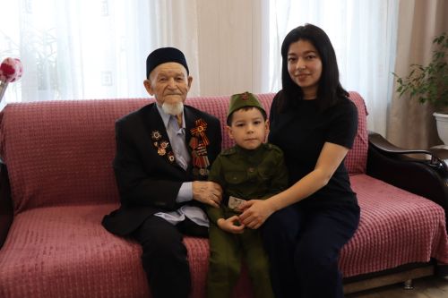 Сквозь огонь и время: нурлатцы поздравили 101-летнего ветерана Каима Самигулловича Самигуллина с Днем Победы