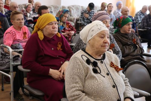 Дамир Ишкинеев поздравил подопечных Нурлатского дома-интерната с Днем Победы