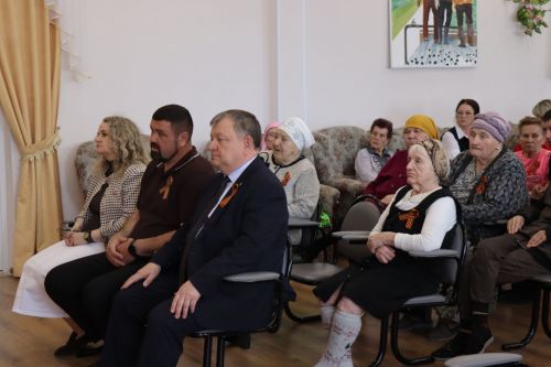 Дамир Ишкинеев поздравил подопечных Нурлатского дома-интерната с Днем Победы