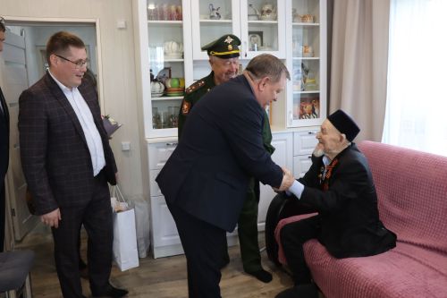 Сквозь огонь и время: нурлатцы поздравили 101-летнего ветерана Каима Самигулловича Самигуллина с Днем Победы