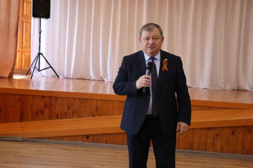 Дамир Ишкинеев поздравил подопечных Нурлатского дома-интерната с Днем Победы