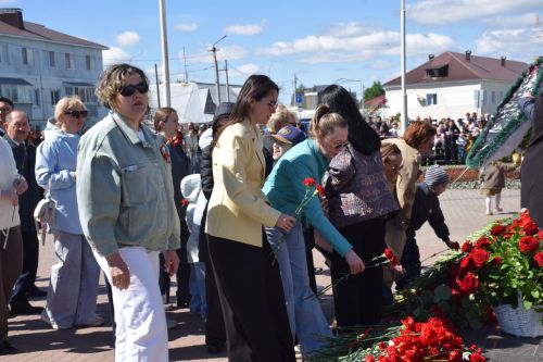 В День Победы нурлатцы возложили цветы к памятнику воину-освободителю