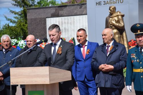 В Нурлате прошел Парад Победы: подвигу героев и память, и слава