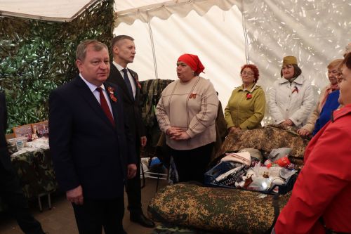 «Паровоз Победы» и лица героев: как в Нурлате отметили 9 Мая на центральной площади