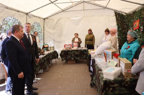 «Паровоз Победы» и лица героев: как в Нурлате отметили 9 Мая на центральной площади