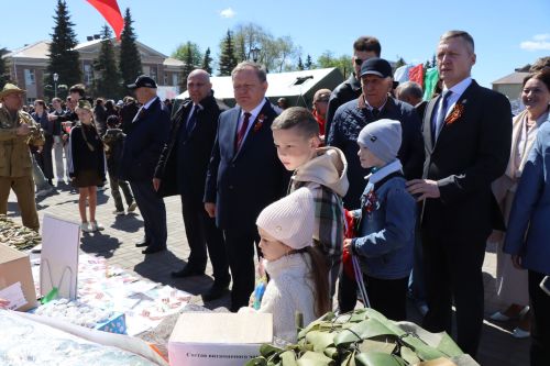 «Паровоз Победы» и лица героев: как в Нурлате отметили 9 Мая на центральной площади
