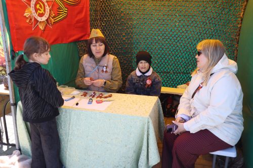 «Паровоз Победы» и лица героев: как в Нурлате отметили 9 Мая на центральной площади