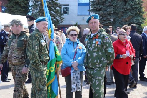 «Паровоз Победы» и лица героев: как в Нурлате отметили 9 Мая на центральной площади