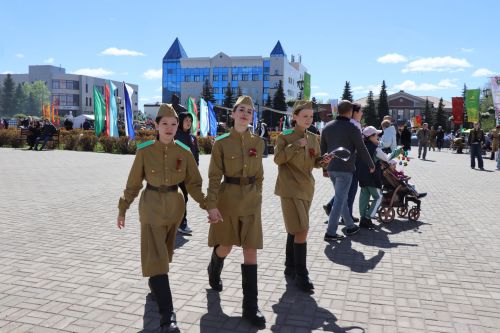 «Паровоз Победы» и лица героев: как в Нурлате отметили 9 Мая на центральной площади