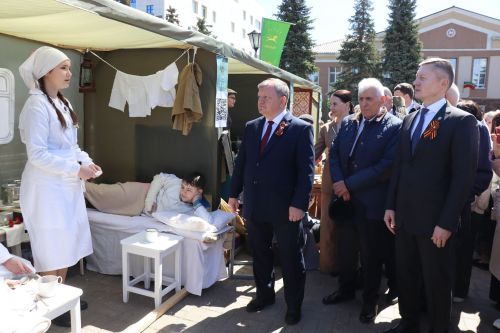 «Паровоз Победы» и лица героев: как в Нурлате отметили 9 Мая на центральной площади