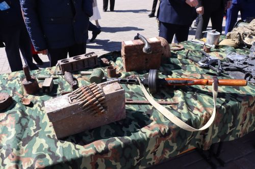 «Паровоз Победы» и лица героев: как в Нурлате отметили 9 Мая на центральной площади