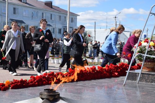 В День Победы нурлатцы возложили цветы к памятнику воину-освободителю
