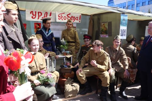 «Паровоз Победы» и лица героев: как в Нурлате отметили 9 Мая на центральной площади