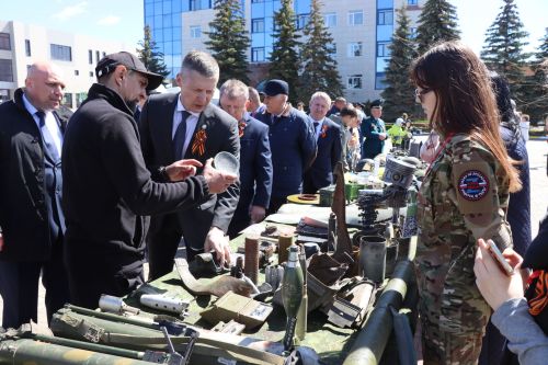 «Паровоз Победы» и лица героев: как в Нурлате отметили 9 Мая на центральной площади