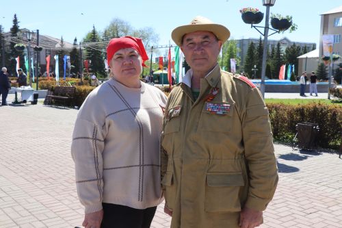 «Паровоз Победы» и лица героев: как в Нурлате отметили 9 Мая на центральной площади