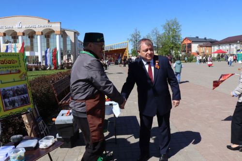 «Паровоз Победы» и лица героев: как в Нурлате отметили 9 Мая на центральной площади