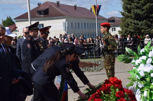 В День Победы нурлатцы возложили цветы к памятнику воину-освободителю