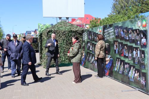 «Паровоз Победы» и лица героев: как в Нурлате отметили 9 Мая на центральной площади