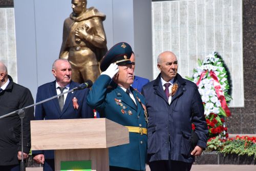 В Нурлате прошел Парад Победы: подвигу героев и память, и слава