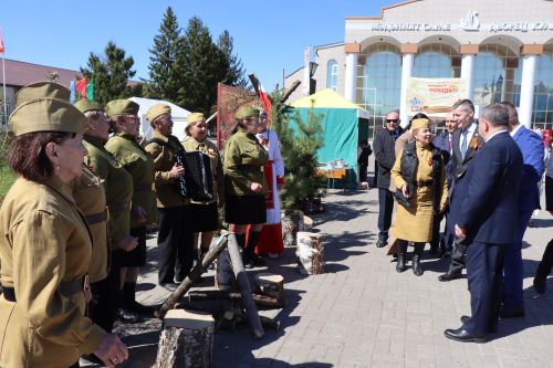 «Паровоз Победы» и лица героев: как в Нурлате отметили 9 Мая на центральной площади