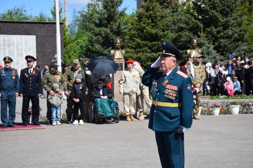 В Нурлате прошел Парад Победы: подвигу героев и память, и слава