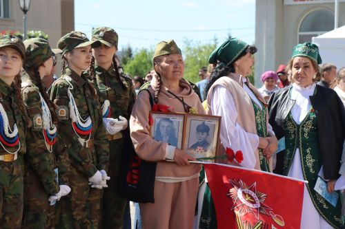 «Народный хор Победы» в Нурлате: сотни голосов исполнили главные песни весны 1945 года