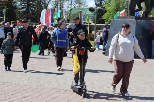 «Паровоз Победы» и лица героев: как в Нурлате отметили 9 Мая на центральной площади