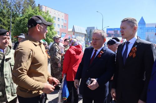 «Паровоз Победы» и лица героев: как в Нурлате отметили 9 Мая на центральной площади